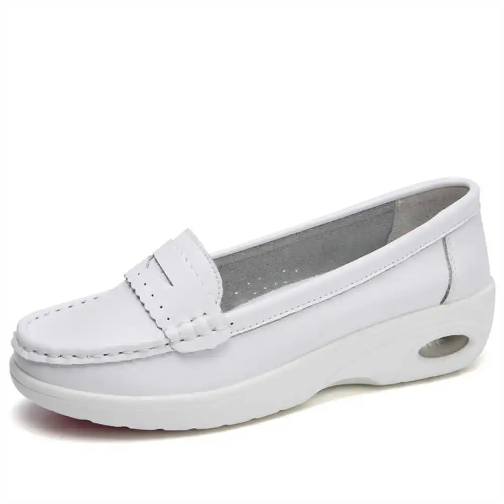 Thick Sole Slipon White Traine - đánh giá và giá Wedding Supply Resale