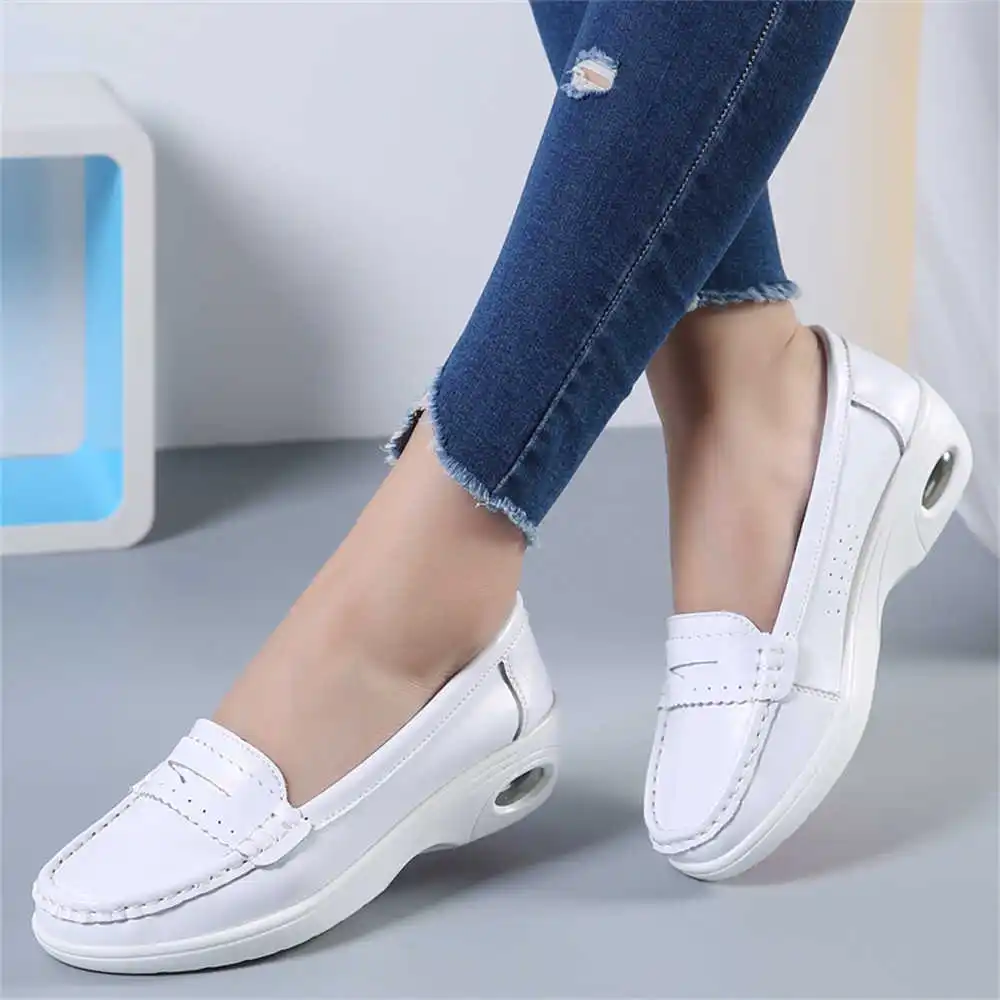 Thick Sole Slipon White Traine - đánh giá và giá Wedding Supply Resale
