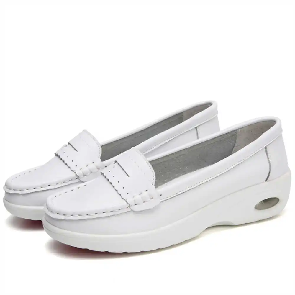 Thick Sole Slipon White Traine - đánh giá và giá Wedding Supply Resale